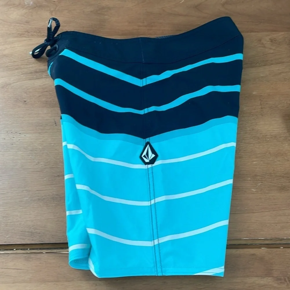VOLCOM Boys Striped Board Shorts Size 25 Swim Trunks Blue Mod-Tech
